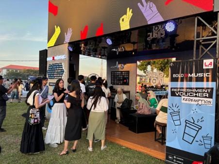 keseruan booth live bold di konser Sheila On 7